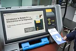 Máquina de votação argentina com sua cédula VVPAT distinta com RFID para autenticação em dois fatores.