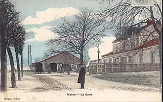 O pátio de mercadorias, no início do século XX. Em primeiro plano, a linha do bonde de Melun a Barbizon .