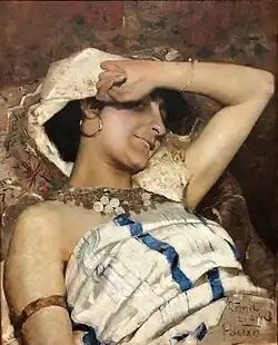 A obra apresenta uma pintura à óleo de uma jovem modelo napolitana descansando em uma espécie de grande almofada com motivos florais. A jovem é representada da cintura para cima. Seu braço esquerdo pousa suavemente sobre a testa. No pulso há uma pequena pulseira de ouro. Ela também tem um brinco de argola de ouro, um bracelete de ouro e um colar repleto de pequenas medalhinhas circulares. A menina mostra um sorriso cúmplice e o seu olhar também está direcionada ao pintor, ou a cada um que observa a tela. Ela traja um vestido tomara que caia com finas listras azuis seguidas por algumas listras maiores no mesmo tom de azul. Também sobre a cabeça há uma espécie de xale ou tecido em tom branco com motivos dourados que constrasta com seu cabelo preto.