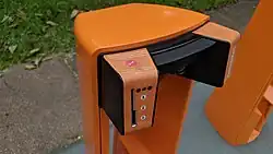 Detalhe dos métodos de desbloqueio da bicicleta e do botão de manutenção.