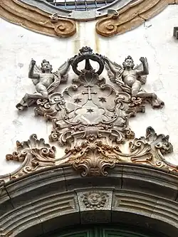 Detalhe esculpido acima da porta da Igreja de Nossa Senhora das Mercês e Perdões - Ouro Preto - MG.