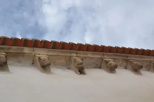 Detalhe do exterior mostrando figuras românicas