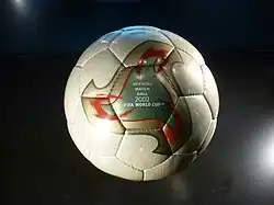 Uma bola de futebol