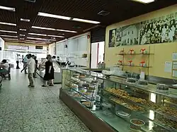 Fotografia colorida de um balcão de doces, no interior do restaurante Di Cunto.