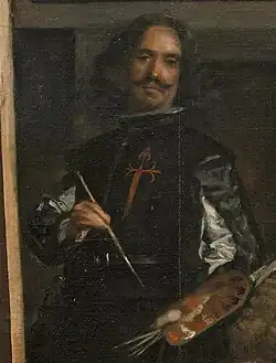 As mãos obtêm um espaço raso em relação ao tronco do artista