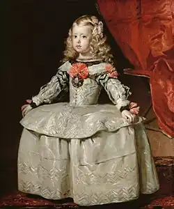 Infanta Margarida em vestido branco
