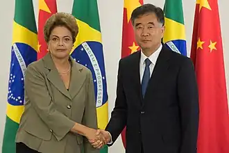 Wang Yang sendo recebido pela então presidenta Dilma Rousseff durante visita realizada em 2015.