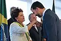 Felipe de Bourbon beija a mão da Presidente Dilma Rousseff.