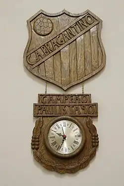 Relógio de madeira maciça, com o escudo do Bragantino