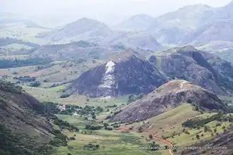 Vista panorâmica do distrito de Santa Rita do Mutum com a Pedra do Boi ao fundo