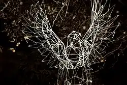 Daniel Morais Paschoalin - Asas (2020). Escultura. Arame de aço Galvanizado. Dimensões aprox. 110x90cm. Hospital Universitário UFSCAR São Carlos, SP.