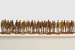 Multitudes (2018) (detalhe). Instalação/Escultura - 253 figuras, prendedores de roupas usados, madeira. Acervo pessoal do artista.