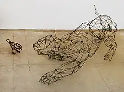 Daniel Morais Paschoalin - Rinha (2018) . Escultura, Instalação: Arame de Aço Galvanizado, barra de aço soldada, pintura acrílica. Dimensões aprox. 210x110cm. Acervo pessoal do artista