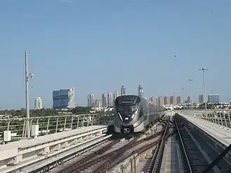 Um trem da linha vermelha do Metrô de Doha.