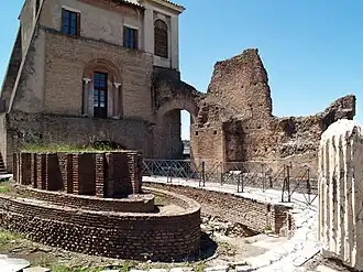 Uma das duas fontes nas laterais do triclínio (Cenatio Jovis) do Palácio Flávio