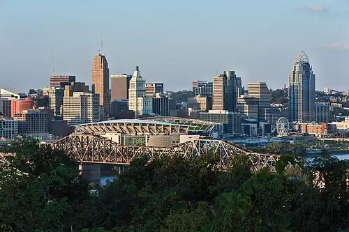 Centro de Cincinnati ao longo do rio Ohio, visto do Devou Park em Covington, Kentucky