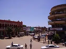 Centro de Lubumbashi, com o Hôtel Belle à esquerda e um prédio de apartamentos à direita, em 2006.