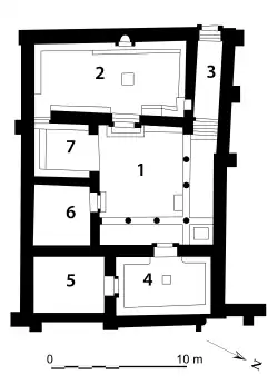 Plano restaurado da primeira sinagoga. 1. Pátio central 2. Sala de assembleia da comunidade 3. Corredor 4. Sala de recepção 5. Sala de recepção 6. Sala residencial 7. Sala auxiliar à sala de assembleia Plano baseado em notas de Henry Pearson (cerca de 1936) mencionadas em Hopkins, 1979.