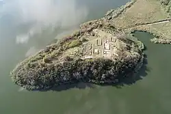 Tell Golemija ostrov (Ilha Grande) e o sítio arqueológico. A primeira arquitetura em pedra na Europa continental (4500 a.C.), Bulgária[14]