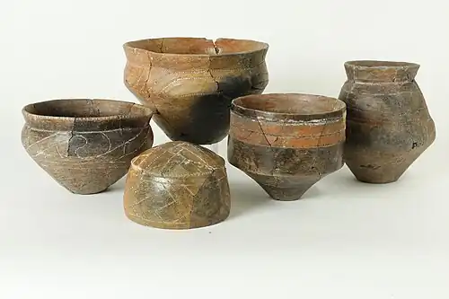 Vasos eneolíticos (Grande Ilha, edifício n.º 24/VII, cultura Hamangia IV)