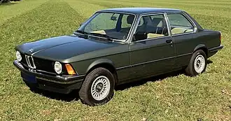 Um BMW E21 escuro similar ao carro no qual Lamplugh foi vista lutando com um homem.[8][25]