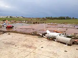 Danos EF5: Esses tornados causam destruição, obliterando e varrendo quase tudo em seu caminho, incluindo aqueles que se abrigam em porões abertos. No entanto, eles são extremamente raros (representando menos de 0,1% dos tornados anuais nos EUA), e mesmo um tornado classificado como EF5 geralmente produz danos EF5 em apenas uma pequena parte do caminho de destruição (com zonas de danos EF0-EF4 ao redor do núcleo central de EF5).[21]