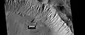 Ravinas próximo à cratera Newton, visto pela HiRISE, sob o programa HiWish. A legenda indica o local de uma antiga geleira.