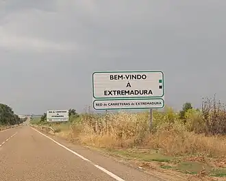 Painel rodoviário em língua portuguesa, à entrada da comunidade autónoma.