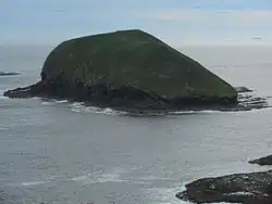 O leste das duas ilhas, mais próximo da costa