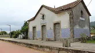 Fotografia dos vestígios do Apeadeiro de Ganfei, em 2012.