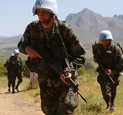 Militares equatorianos armados com seu fuzil SIG 542 durante um exercício de treinamento com a ONU.