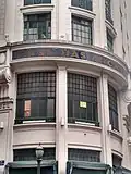 A fachada da esquina expõe o nome do edifício "Casa das Arcadas"