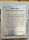 Placa colocada pela Mundial Calçados explica um pouco da história do Edifício Guinle