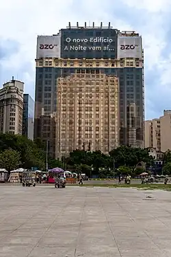 Edifício Joseph Gire ("A Noite"), um arranha-céu histórico no Rio de Janeiro, exibe uma fachada art déco com banner anunciando sua renovação.