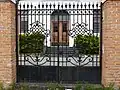Portão de ferro da fundição A. Sydow, na entrada da Rua Moreira de Godói