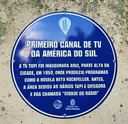 Placa da Prefeitura de São Paulo indicando o marco histórico do edifício por ter sediado a primeira emissora de TV da América do Sul.