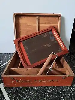 Um mimeógrafo Edison de madeira tamanho 12"