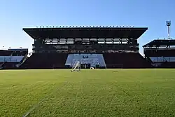 Arquibancada central.