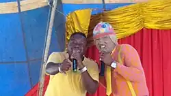 Edvan Rodrigues de Souza (Buiu) em Caetité 2017 ao lado de cover de Tiririca