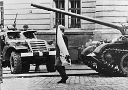 Coleção / Arquivo: Coleção de Fotos Anefo Reportagem / Série: Invasão das tropas soviéticas na Tchecoslováquia Descrição: Uma bandeira tchecoslovaca ensanguentada é carregada ao lado de um tanque russo em Praga Data: 26 de agosto de 1968 Local: Praga, República Tcheca, Tchecoslováquia Palavras-chave: ocupação, veículos blindados, tanques, bandeiras Fotógrafo: Basch, Fritz Detentor dos direitos autorais: Arquivo Nacional Tipo de material: Negativo (preto e branco) Número do inventário do arquivo: veja acesso 2.24.01.04 Número do componente: 921-6235