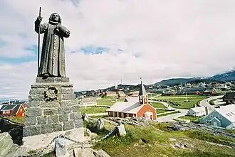 A estátua de Hans Egede com a igreja ao fundo