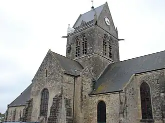 Igreja de Sainte-Mère-Église, com manequim alusivo a John Steele na torre.