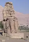 Colossi of Memnon. Representando Amenhotep III, esta estátua fica do lado de fora de Luxor.