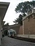 Trem entrando na estação do Vaticano