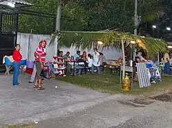 Uma pupusería ao ar livre à noite