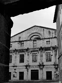 Fachada a preto e branco