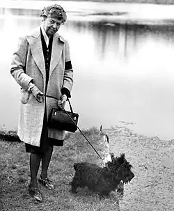 Eleanor Roosevelt passeando com Fala (1947)