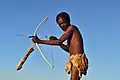 Bosquímano do Kalahari com arco, flecha e aljava.