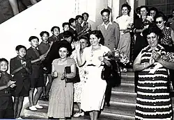 Eliza Branco em meio a crianças coreanas ao receber o Prêmio Lênin da Paz