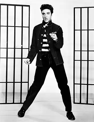 Elvis Presley (1935-1977), o rei do Rock, símbolo da rebeldia e ousadia trazidas com o rock and roll.